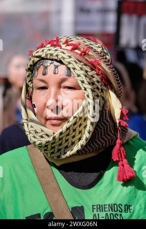 Londra, Regno Unito, 30 marzo 2024. L'undicesima marcia Nazionale per la Palestina comemmorò la giornata della Terra. La manifestazione iniziò a Russell Square, terminando a Trafalgar Square, e fu frequentata da oltre 100.000 persone che chiedevano un cessate il fuoco permanente per la guerra israelo-Hamas. Credito: Fotografia dell'undicesima ora/Alamy Live News Foto Stock