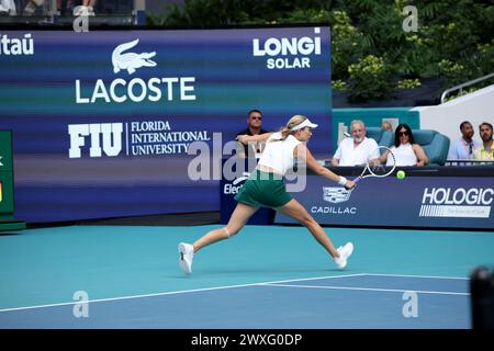 Miami Gardens, Florida, Stati Uniti. 30 marzo 2024. Danielle Collins degli Stati Uniti sconfigge Elena Rybakina del Kazakistan alle finali del singolare femminile del giorno 15 del Miami Open presentato da Itau all'Hard Rock Stadium il 30 marzo 2024 a Miami Gardens, Florida persone: Danielle Collins Credit: Hoo me/Media Punch/Alamy Live News Foto Stock