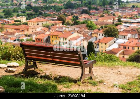 Splendida vista dalla montagna sulla città italiana, con panchina in legno Foto Stock