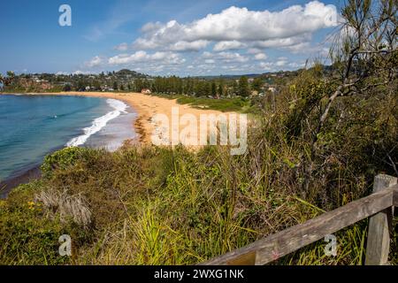 Newport Beach a Sydney, vista dal sentiero costiero bicentenario a piedi sul promontorio sud di Bilgola, soleggiato giorno d'autunno, Sydney, NSW, Australia Foto Stock