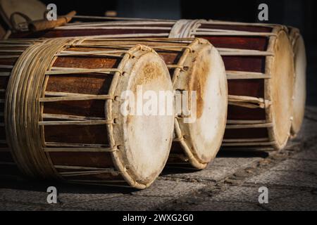 Il tamburo Gineng del popolo Champa a Ninh Thuan, Vietnam. Un tamburo cilindrico tradizionale in Vietnam. Il tamburo Gineng del popolo Champa a Ninh T. Foto Stock