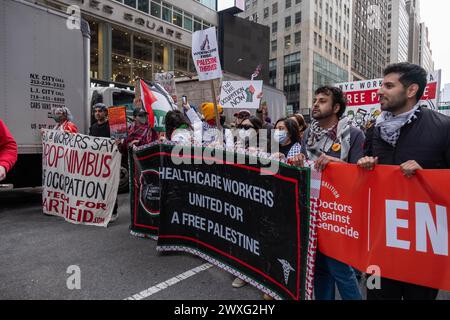 New York, Stati Uniti. 30 marzo 2024. I manifestanti pro-palestinesi si riuniscono a Times Square e poi marciano al Washington Square Park per la giornata della Terra. La giornata commemora l'uccisione di 6 palestinesi, protestando contro la confisca della terra palestinese, da parte delle truppe israeliane nel 1976. (Foto di Syndi Pilar/SOPA Images/Sipa USA) credito: SIPA USA/Alamy Live News Foto Stock