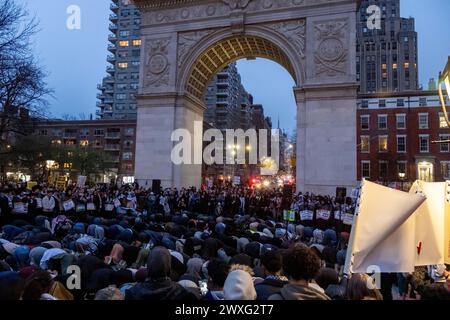 New York, Stati Uniti. 30 marzo 2024. I musulmani si uniscono in preghiera per Iftar, durante il Ramadan. I manifestanti pro-palestinesi si riuniscono a Times Square e poi marciano al Washington Square Park per la giornata della Terra. La giornata commemora l'uccisione di 6 palestinesi, protestando contro la confisca della terra palestinese, da parte delle truppe israeliane nel 1976. Credito: SOPA Images Limited/Alamy Live News Foto Stock