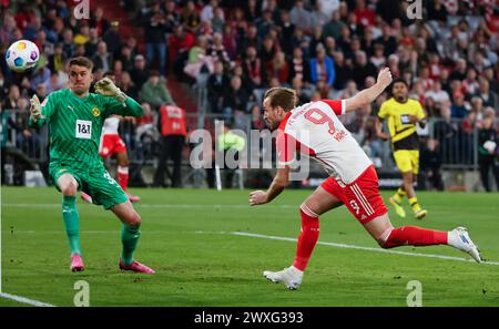 Monaco, Germania. 30 marzo 2024. Harry Kane (R) del Bayern Monaco segna un gol non consentito in fuorigioco durante la partita di calcio tedesca di prima divisione tra Bayern Monaco e Borussia Dortmund a Monaco, Germania, 30 marzo 2024. Crediti: Philippe Ruiz/Xinhua/Alamy Live News Foto Stock