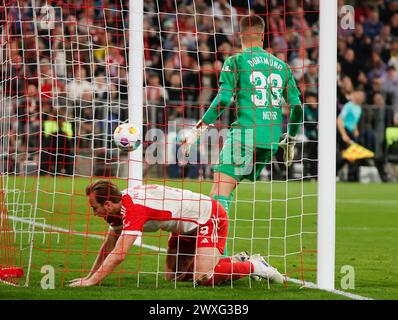 Monaco, Germania. 30 marzo 2024. Harry Kane (L) del Bayern Monaco segna un gol non consentito in fuorigioco durante la partita di calcio tedesca di prima divisione tra Bayern Monaco e Borussia Dortmund a Monaco, Germania, 30 marzo 2024. Crediti: Philippe Ruiz/Xinhua/Alamy Live News Foto Stock