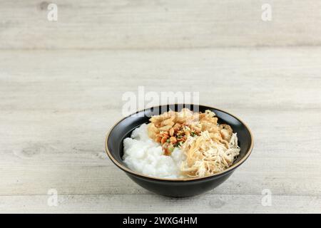 Bubur Ayam o porridge di riso indonesiano con pollo grattugiato. Copia spazio per il testo Foto Stock