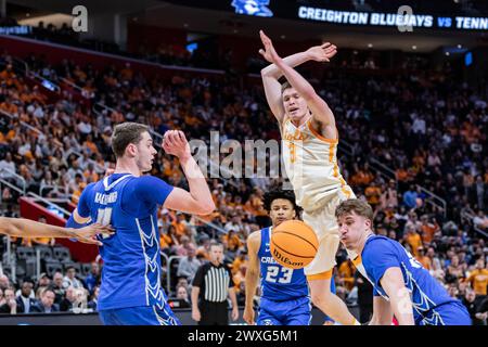 Detroit, Stati Uniti. 29 marzo 2024. Dalton Knecht (R) dei Tennessee Volunteers in azione contro Ryan Kalkbrenner (R) dei Creighton Bluejays nel Sweet 16 round del Torneo di pallacanestro maschile NCAA alla Little Caesars Arena il 29 marzo 2024 a Detroit, Michigan. Punteggio finale; Tennessee 82-75 Creighton (foto di Nicholas Muller/SOPA Images/Sipa USA) credito: SIPA USA/Alamy Live News Foto Stock