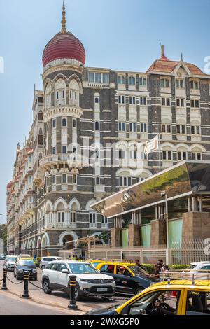L'hotel Taj Mahal, famoso edificio della parte turistica di Mumbai, India. Facciata dell'hotel Taj Mahal Palace nel quartiere di Colaba. Foto di viaggio, vista sulla strada Foto Stock