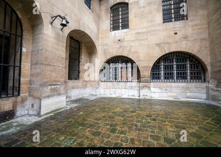 La prigione del cortile della Conciergerie a Parigi, Francia. Foto Stock