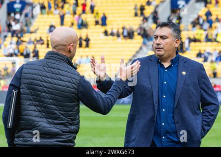 Wellington, nuova Zelanda. 31sr marzo 2024. A-League - Wellington Phoenix vs. Brisbane Roar. Domenica 31 marzo 2024. Gli allenatori di Wellington Phoenix e Brisbane Roar si abbracciano l'un l'altro con una stretta di mano dopo la partita A-League tra Wellington Phoenix e Brisbane Roar. Crediti: James Foy/Alamy Live News Foto Stock