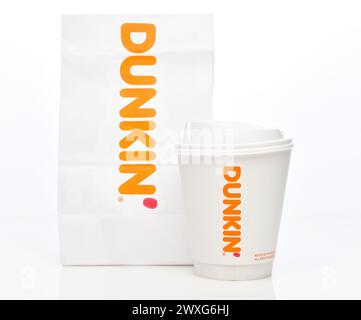 IRVINE, CALIFORNIA - 30 Mar 2024: Una borsa e una tazza di caffè di Dunkin precedentemente chiamata Dunkin Donuts. Foto Stock