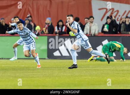 Toronto, Canada. 30 marzo 2024. Remi Walter (davanti) dello Sporting Kansas City celebra i punteggi durante la partita di Major League Soccer (MLS) 2024 tra Toronto FC e Sporting Kansas City al BMO Field di Toronto, Canada, il 30 marzo 2024. Crediti: Zou Zheng/Xinhua/Alamy Live News Foto Stock