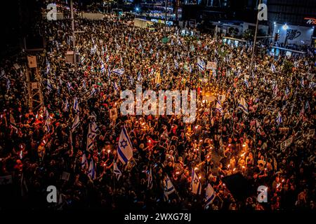 Tel Aviv, Israele. 30 marzo 2024. I manifestanti tengono torce durante una manifestazione di protesta a Tel Aviv sabato 30 2024 marzo. Sabato, decine di migliaia di persone si sono recate in Israele nella più grande protesta dal 7 ottobre contro l'attuale governo guidato dal primo ministro Benjamin Netanyahu e hanno chiesto un accordo con Hamas. (Foto di Eyal Warshavsky/SOPA Images/Sipa USA) credito: SIPA USA/Alamy Live News Foto Stock