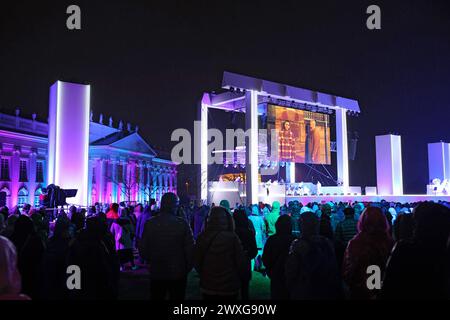 MIT grossem Staraufgebot Hat der TV-Sender RTL am Mittwochabend 27.03.2024 in der Kasseler Innenstadt eine moderne Version der Leidensgeschichte Jesu inszeniert. Foto: Auf der Leinwand von links: Timur Uelker Ülker als Petrus und Jesus Darsteller Unter dem Titel Die Passion - Die groesste Geschichte aller Zeiten erzaehlte Die Show in einer modernen Auffuehrung mit zahlreichen Popsongs Die letzten Tage im Leben von Jesus Christus. ALS Erzaehler fuehrte Schauspieler Hannes Jaenicke durch die Ostergeschichte. Weitere prominente Darsteller waren unter anderem Nadja Benaissa als Maria, Ben Bluemel Foto Stock