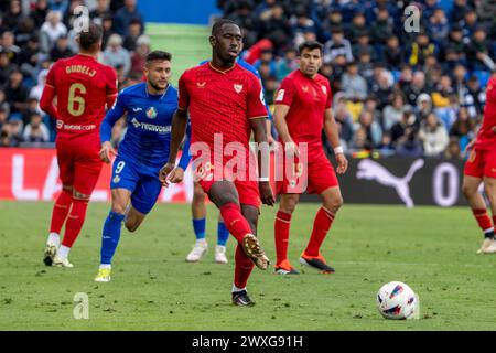 Madrid, Spagna. 30 marzo 2024. GETAFE, SPAGNA - MARZO 30: B. Soumaré del Sevilla FC guarda durante la partita LaLiga EA Sports tra Getafe CF e Sevilla FC al Coliseum Alfonso Perez il 30 marzo 2024 a Getafe, Spagna. (Foto di Pablo Moreno/Pacific Press) credito: Pacific Press Media Production Corp./Alamy Live News Foto Stock