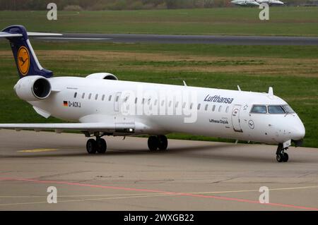 Aufgrund von Problemen mit Triebwerken beim Flugzeugtyp A320 Neo, zieht die Lufthansa ihre flotte aus operativen Gründen zusammen. MIT diesem Vorgehen werden einige Verbindungen für einen begrenzten ZeitRaum eingestellt. Friedrichshafen, 30.03.2024 *** a causa di problemi con i motori degli aeromobili A320 Neo, Lufthansa sta riducendo la sua flotta per ragioni operative di conseguenza, alcuni collegamenti saranno sospesi per un periodo limitato Friedrichshafen, 30 03 2024 foto:XR.xSchmiegeltx/xFuturexImagex lufthansa 4307 Foto Stock