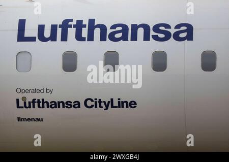 Aufgrund von Problemen mit Triebwerken beim Flugzeugtyp A320 Neo, zieht die Lufthansa ihre flotte aus operativen Gründen zusammen. MIT diesem Vorgehen werden einige Verbindungen für einen begrenzten ZeitRaum eingestellt. Friedrichshafen, 30.03.2024 *** a causa di problemi con i motori degli aeromobili A320 Neo, Lufthansa sta riducendo la sua flotta per ragioni operative di conseguenza, alcuni collegamenti saranno sospesi per un periodo limitato Friedrichshafen, 30 03 2024 foto:XR.xSchmiegeltx/xFuturexImagex lufthansa 4312 Foto Stock