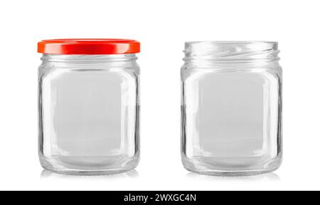 Due vasetti vuoti con coperchio rosso. Utensili per la conservazione. Isolato su sfondo bianco. Il file contiene il percorso di ritaglio Foto Stock