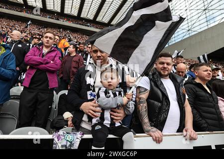 Newcastle, Regno Unito. 30 marzo 2024. Un giovane tifoso del Newcastle batte una bandiera durante la partita di Premier League tra Newcastle United e West Ham United a St. James's Park, Newcastle, Regno Unito, 30 marzo 2024 (foto di Mark Cosgrove/News Images) a Newcastle, Regno Unito il 30/3/2024. (Foto di Mark Cosgrove/News Images/Sipa USA) credito: SIPA USA/Alamy Live News Foto Stock