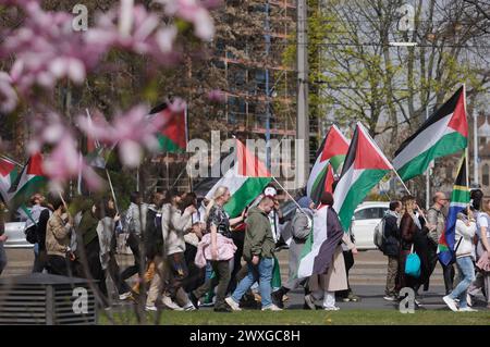 Lipsia, Germania. 30 marzo 2024. Attivisti pro-palestinesi a una manifestazione. Diverse centinaia di persone hanno partecipato a una marcia pasquale con lo slogan "Lipsia vuole la pace”. Crediti: Sebastian Willnow/dpa/Alamy Live News Foto Stock