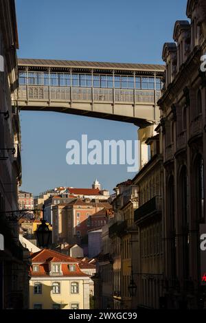 Passaggio pedonale dell'ascensore di Santa Justa sopra i tetti di Lisbona, Portogallo. Foto Stock