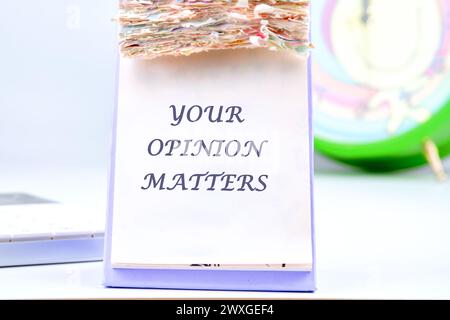 LA TUA OPINIONE CONTA UNA frase scritta sul calendario desktop Foto Stock