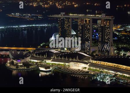 Marina South, Singapore - 5 settembre 2018: Veduta aerea di Marina Bay Sands e del Museo ArtScience di notte. Foto Stock