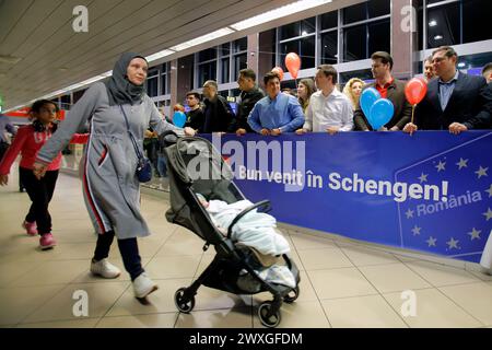 Bucarest, Romania. 31 marzo 2024. I viaggiatori passano accanto a un cartello con la scritta "Welcome to Schengen" presso l'aeroporto internazionale Henri Coanda vicino a Bucarest, Romania, 31 marzo 2024. PER ANDARE CON "Bulgaria, Romania aderire allo spazio Schengen: Commissione europea" crediti: Cristian Cristel/Xinhua/Alamy Live News Foto Stock