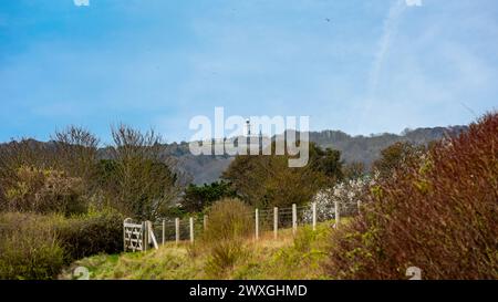 Faro di South Foreland visto in lontananza da una baia di St Margarets vicino a dover nel Kent, in Inghilterra Foto Stock