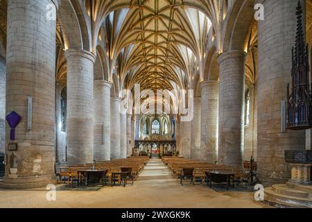 Gli interni maestosi dell'abbazia di Tewkesbury Foto Stock