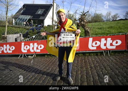 Kluisbergen, Belgio. 31 marzo 2024. Gli appassionati di ciclismo fotografati al Paterberg durante la gara maschile del 'Ronde van Vlaanderen/ Tour des Flandres/ Tour of Flanders', evento ciclistico di un giorno, 270 km da Anversa a Oudenaarde, domenica 31 marzo 2024. BELGA PHOTO TOM GOYVAERTS credito: Belga News Agency/Alamy Live News Foto Stock