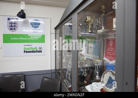 Wibbandune, campo da calcio Colliers Wood FC, Robin Hood Way, Londra - interno del circolo Combined Counties League con armadietto dei trofei Foto Stock