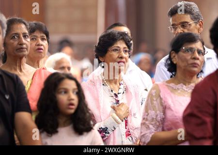 Prayagraj, India. 31 marzo 2024, i devoti cristiani indiani prendono parte alla messa solenne in occasione della domenica di Pasqua nella chiesa cattedrale di San Giuseppe a Prayagraj la domenica. Crediti: Anil Shakya/Alamy Live News Foto Stock