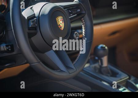 Slovenia, Lubiana - 26 marzo 2024: Interni Porsche GT3 Touring verdi Foto Stock