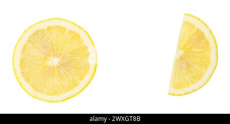 La vista dall'alto della metà di limone giallo e della fetta o del quarto è isolata su sfondo bianco con percorso di ritaglio. Foto Stock