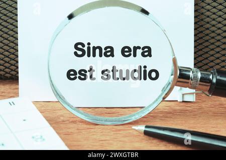 Sina era est studio significa che senza rabbia e dipendenza è stata trovata un'iscrizione usando una lente d'ingrandimento su un foglio bianco. Foto concettuale Foto Stock