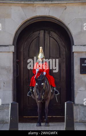 Londra, Regno Unito, 7 febbraio 2022. Una guardia di famiglia di cavalleria in servizio fuori dall'Horse Guards Building, Whitehall. Credito: Vuk Valcic/Alamy Foto Stock