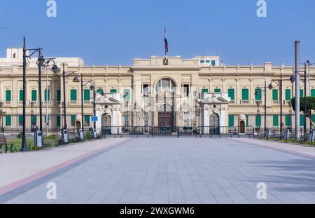 Ampia vista del Giardino Abdeen con Palazzo Abdeen sullo sfondo, il Cairo, Egitto Foto Stock