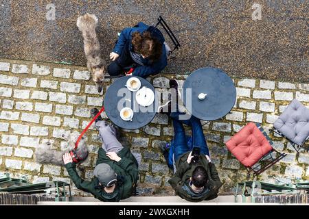 Persone che si godono il caffè al frecso al Ragged School Cafe, Regents Canal Towpath, Londra, Inghilterra Foto Stock