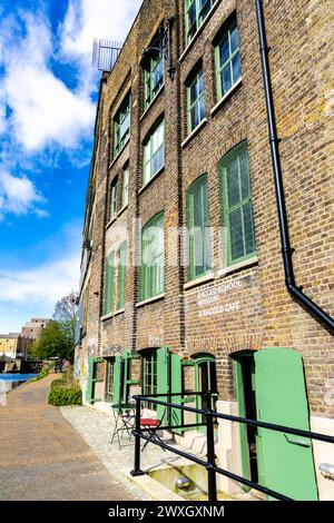 Esterno del Ragged School Museum e del Ragged School Cafe, Regents Canal Towpath, Londra, Inghilterra Foto Stock