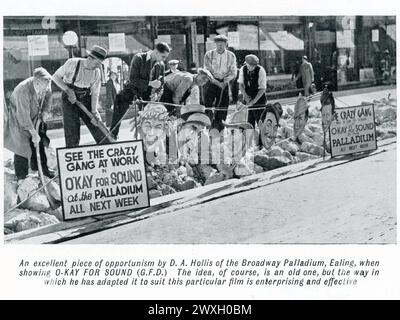 Pubblicità promozionale Street stunt del cinema Broadway Palladium, Ealing for THE CRAZY GANG in o-KAY FOR SOUND 1937 regista MARCEL VARNEL produttore Edward Black Gainsborough Pictures / General Film Distributors (GFD) Foto Stock