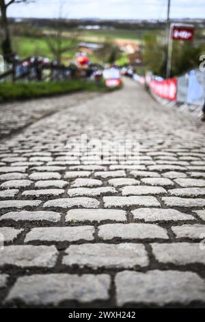 Kluisbergen, Belgio. 31 marzo 2024. L'immagine mostra i ciottoli del Paterberg durante la gara maschile del 'Ronde van Vlaanderen/ Tour des Flandres/ Tour of Flanders', evento ciclistico di un giorno, 270 km da Anversa a Oudenaarde, domenica 31 marzo 2024. BELGA PHOTO TOM GOYVAERTS credito: Belga News Agency/Alamy Live News Foto Stock