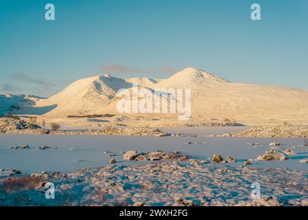 Il Black Mount è coperto di neve a Lochan na h-Achlaise nelle Highlands scozzesi Foto Stock