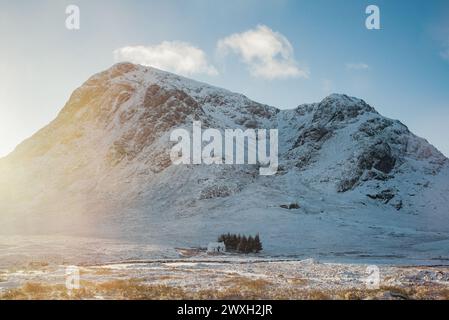 Rifugio Lagangarbh sullo sfondo della Buachaille Etive Mòr, una montagna iconica a Glencoe, nelle Highlands scozzesi Foto Stock