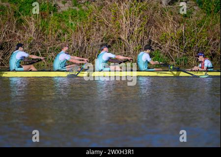 Sabato 30 marzo 2024 Oxford/Cambridge Boat Race. La squadra maschile di Cambridge si avvicina al traguardo per vincere la 169a Gemini Men's Boat Race Foto Stock