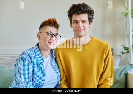 Ritratto di madre e figlio di mezza età felici che si abbracciano insieme 19-20 anni Foto Stock