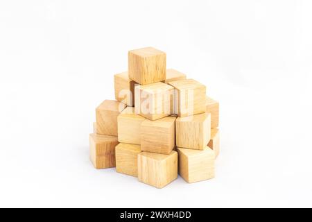 Una pila di cubi di legno vuoti su sfondo bianco isolato Foto Stock