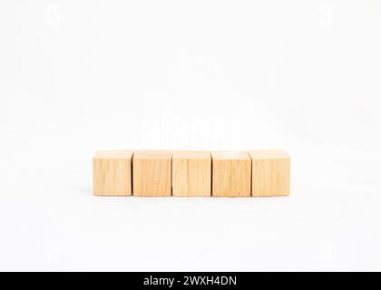 Cinque cubetti di legno vuoti su sfondo bianco. Spazio vuoto per testo e banner. Foto Stock