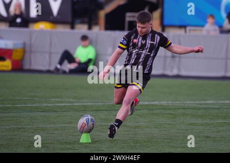 Newcastle upon Tyne, 30 marzo 2024. Jack Potter ha preso a calci una conversione per il Newcastle Thunder durante la partita di League 1 contro il Workington Town a Kingston Park. Credito: Colin Edwards Foto Stock