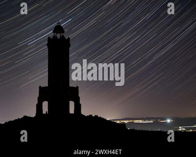 Night Sky / Star Trails sulla Darwen Tower, Lancashire Foto Stock